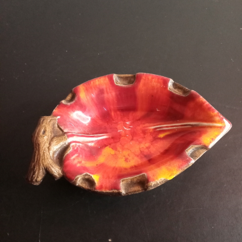 1962 Treasure Craft 4" Leaf Shaped Glazed Trinket Holder
